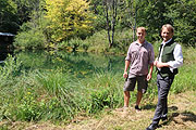 Am Teich: Forellenzüchter Michael Ketelhut, Wirt Maximilian Hartberger (©Foto: Martin Schmitz)